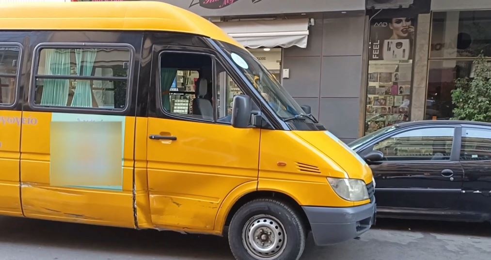 Νέος Κόσμος: «Παραβίασε το STOP και έπεσε πάνω μου» – Τι λέει ο οδηγός του σχολικού λεωφορείου για το τροχαίο με αυτοκίνητο – ΒΙΝΤΕΟ