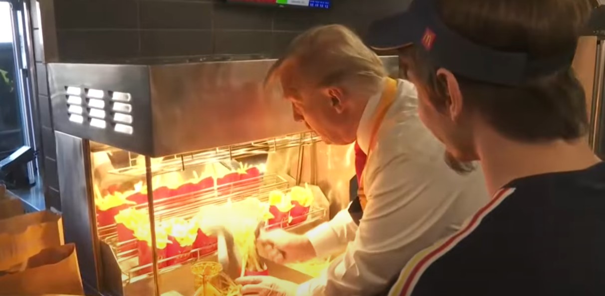 Τραμπ: Τηγανίζει πατάτες και εξυπηρετεί πελάτες σε φαστ φουντ – ΒΙΝΤΕΟ