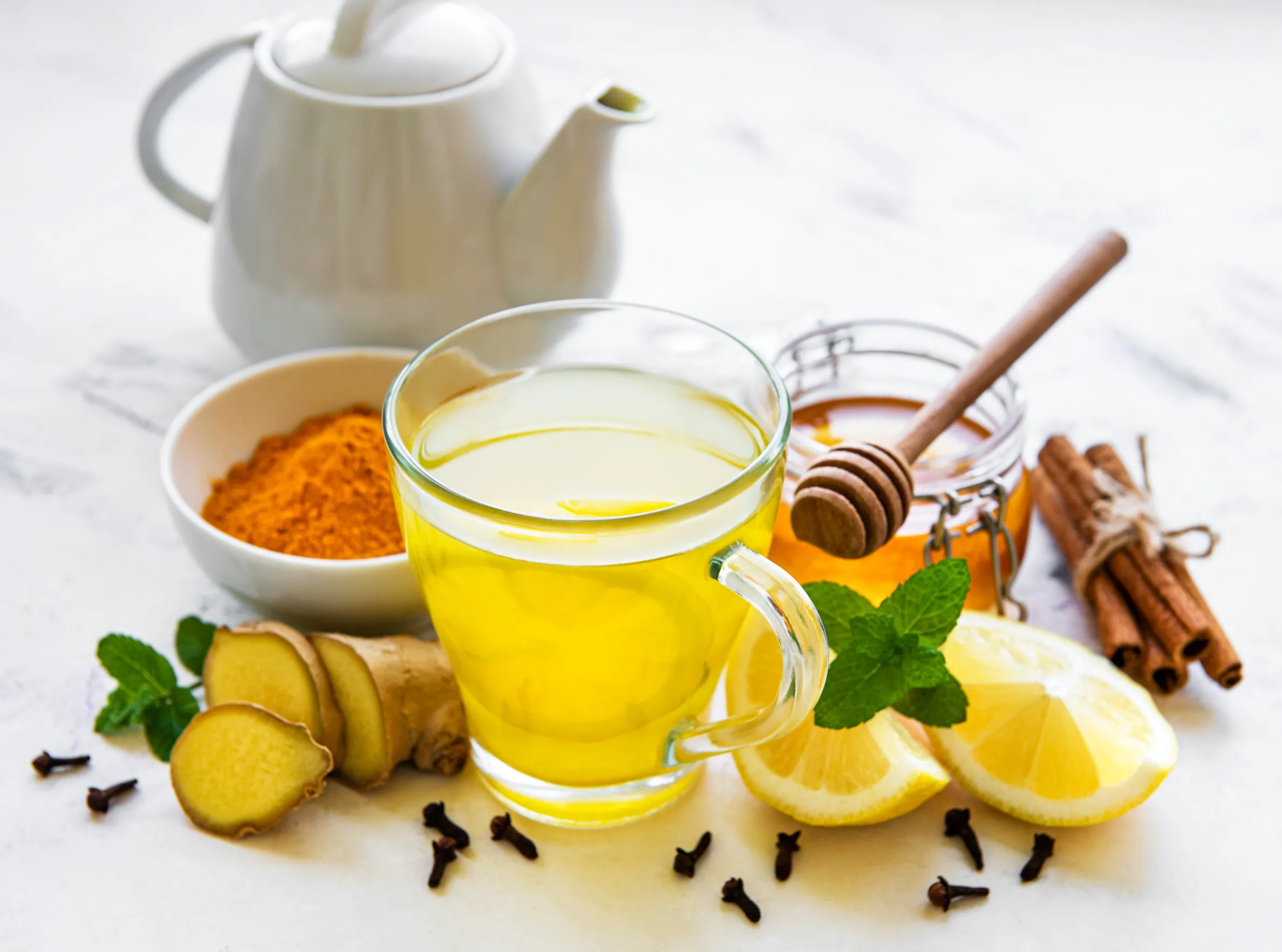 Τσάι τζίντζερ και κουρκουμά