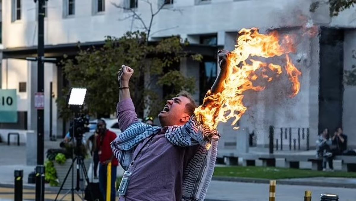 ΗΠΑ: Η στιγμή που άνδρας προσπαθεί να αυτοπυρποληθεί σε διαδήλωση για την Γάζα