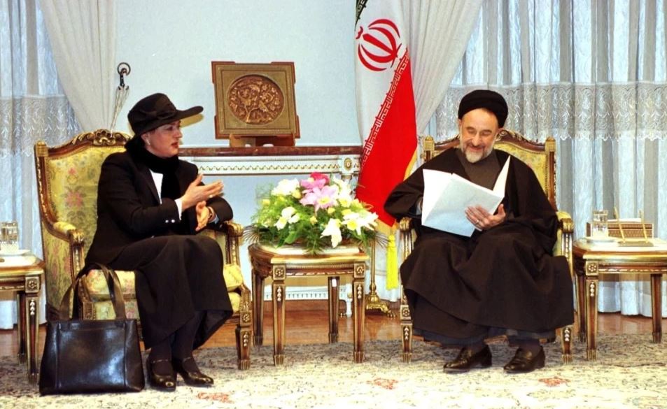 Βάσω Παπανδρέου: Πού οδήγησε η σταθερή της άρνηση να φορέσει μαντίλα όταν επισκέφτηκε το Ιράν