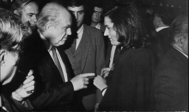 Βάσω Παπανδρέου: Η στιγμή που δίνει σημείωμα στον Ανδρέα την ώρα της ομιλίας του – Η ανεξίτηλη σκηνή στην Κ.Ε. του ΠΑΣΟΚ