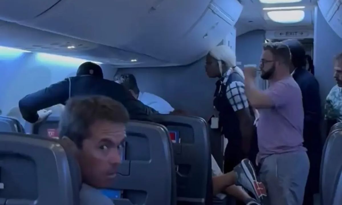 Βίντεο: Επιβάτες σε πτήση σώζουν γυναίκα από τον κακοποιητικό φίλο της – «Μην την ακουμπάς»