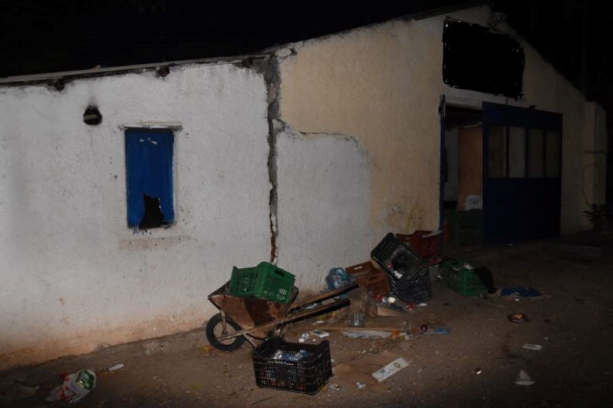 Βοιωτία: Είχαν στοιβάξει σε μαντρί 11 άτομα και τα εκμεταλλεύονταν