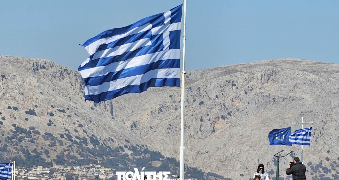 Χίος: Υψώθηκε και φέτος η τεράστια ελληνική σημαία στο λιμάνι για την επέτειο της 28ης Οκτωβρίου – Δείτε φωτογραφίες και βίντεο