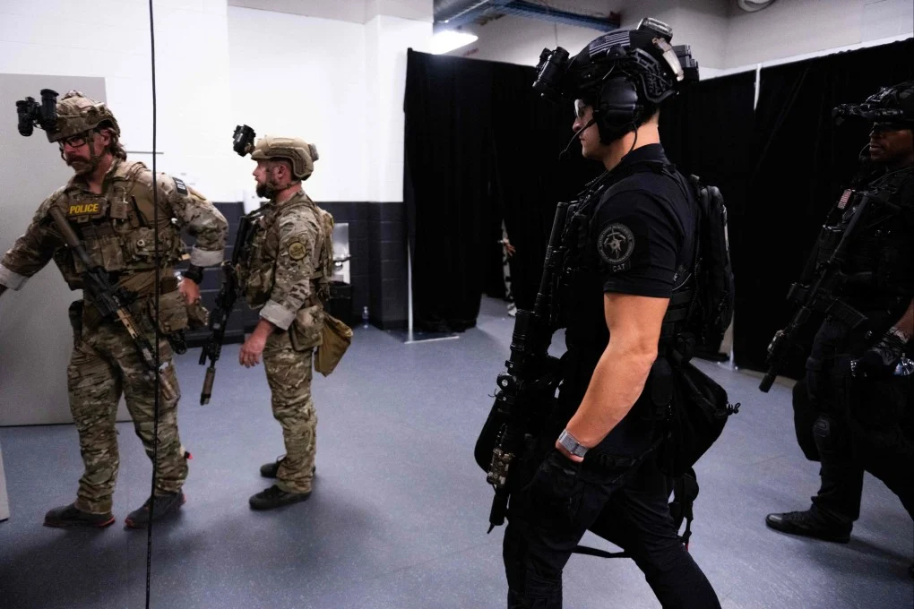 Αμερικανικές εκλογές 2024: Δρακόντεια μέτρα ασφαλείας για το ενδεχόμενο ταραχών – Μεταλλικοί φράκτες, ελεύθεροι σκοπευτές και drones