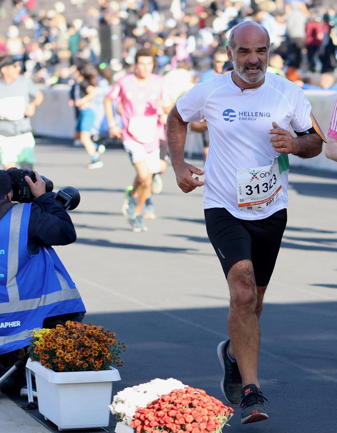 Στιγμιότυπα από τη συμμετοχή εργαζομένων της HELLENiQ ENERGY στον 41ο Αυθεντικό Μαραθώνιο της Αθήνας. 