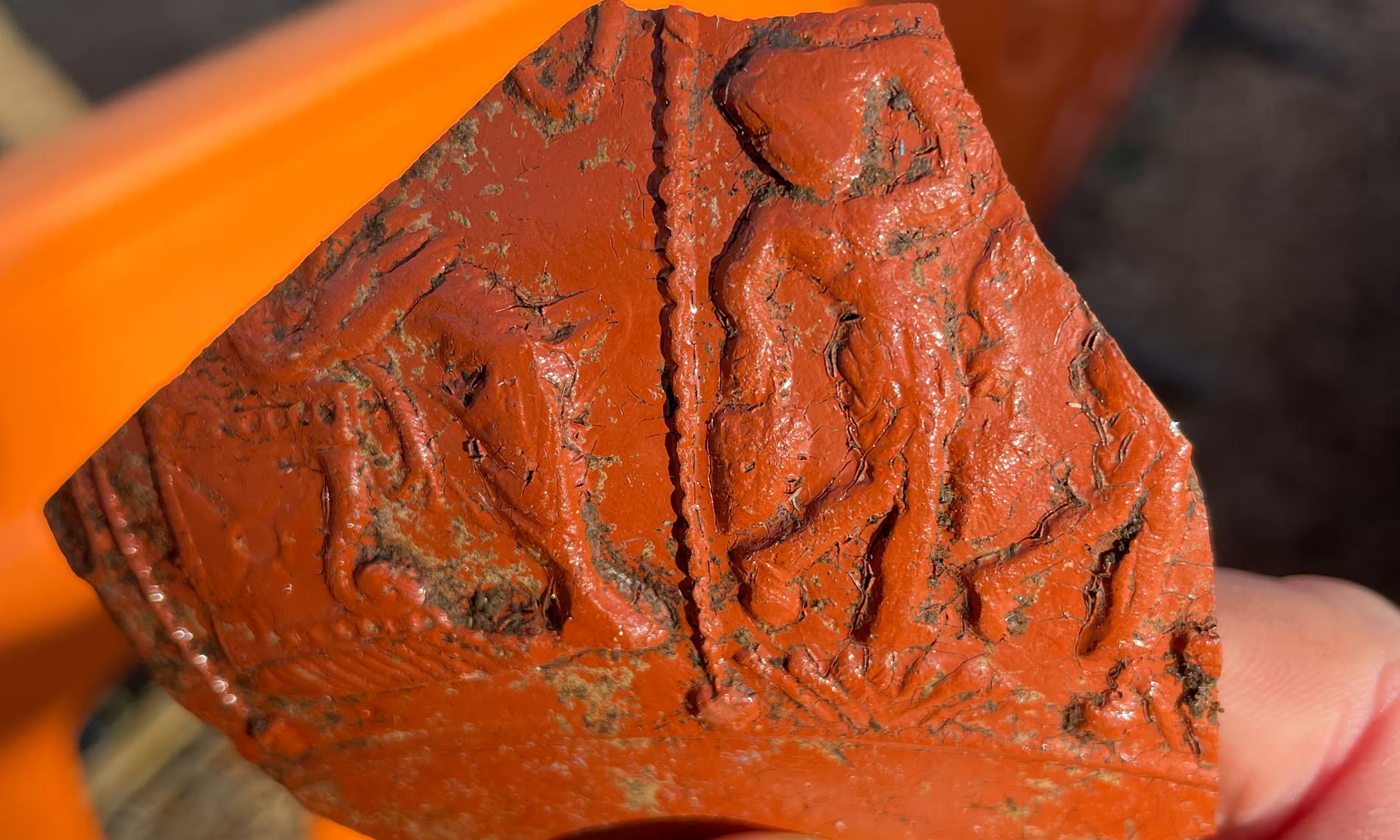 Κεραμικά που ανακαλύφθηκαν σε ρωμαϊκό ναό, στους κήπους του καθεδρικού ναού του Λέστερ. Φωτογραφία:Mathew Morris / ULAS