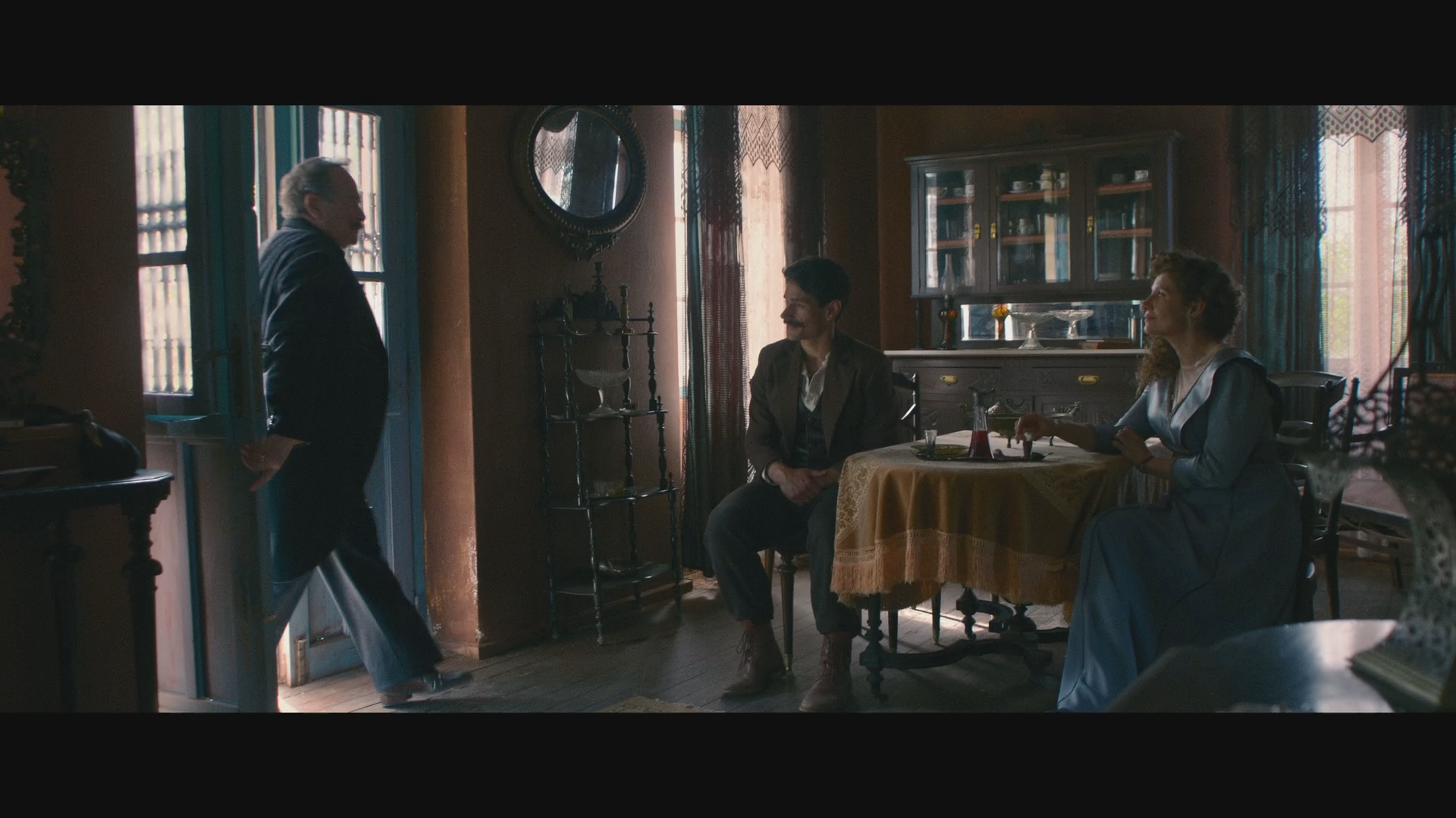 «17 ΚΛΩΣΤΕΣ»: Ο πατέρας του Καστελάνη του προτείνει να φύγει για τον Πειραιά