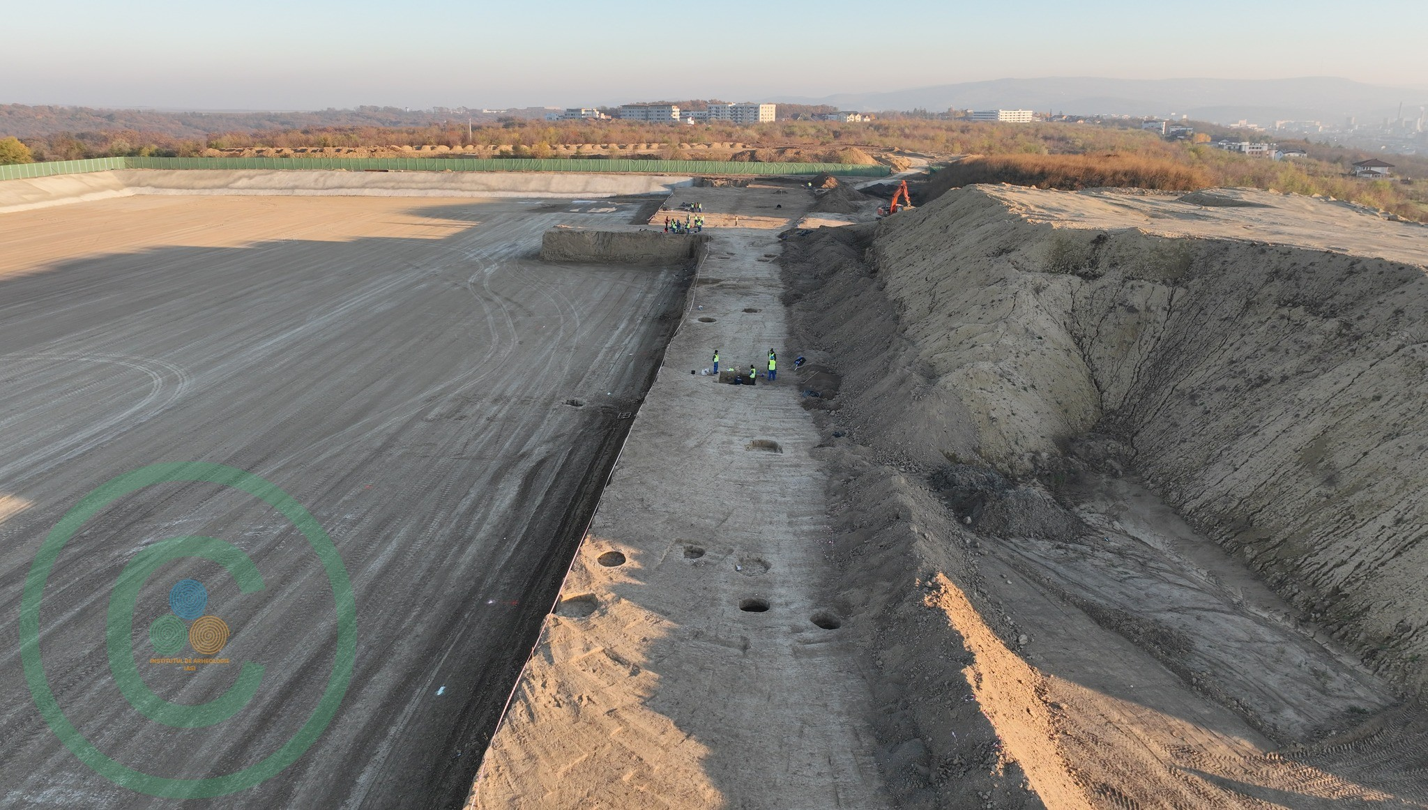 Σύμφωνα με τις αρχικές εκτιμήσεις, οι ανασκαφές έφεραν στο φως ταφικά μνημεία που περιείχαν τα λείψανα τουλάχιστον 14 ατόμων. Φωτογραφία: Agenţia Naţională pentru Dezvoltarea Infrastructurii în Sănătate