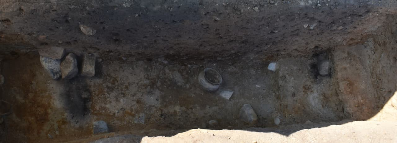 Στον πυθμένα του πηγαδιού της Εποχής του Χαλκού ανακαλύφθηκαν κεραμικά αγγεία.