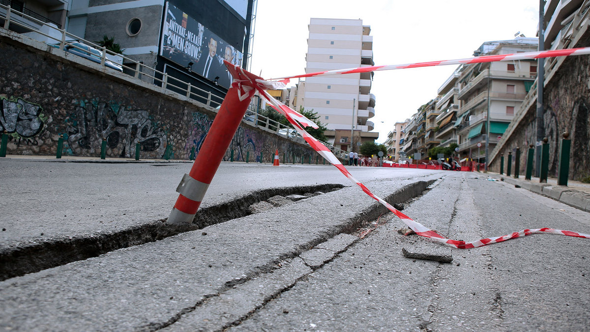 Καλλιθέα: Καθίζηση οδοστρώματος και διακοπή κυκλοφορίας στην οδό Αραπάκη