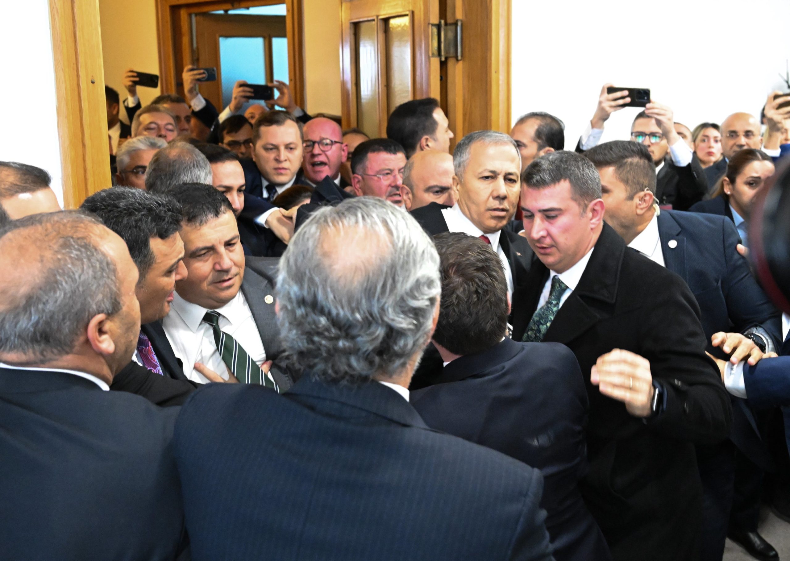 Βίντεο: Ένταση στο Κοινοβούλιο της Τουρκίας – Βουλευτές της αντιπολίτευσης επιτέθηκαν στον υπουργό Εσωτερικών