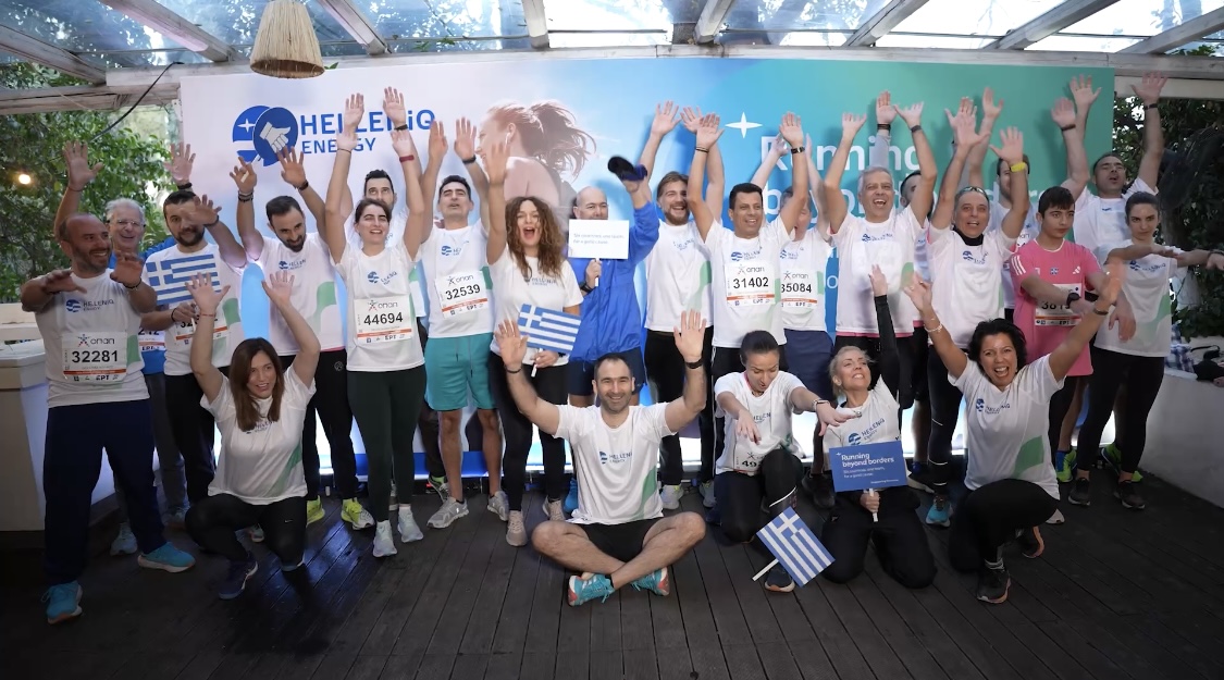 Ομαδική φωτογραφία εθελοντών-δρομέων της HELLENiQ ENERGY, που έτρεξαν την 2η ημέρα στη διαδρομή των 10 χιλιομέτρων.