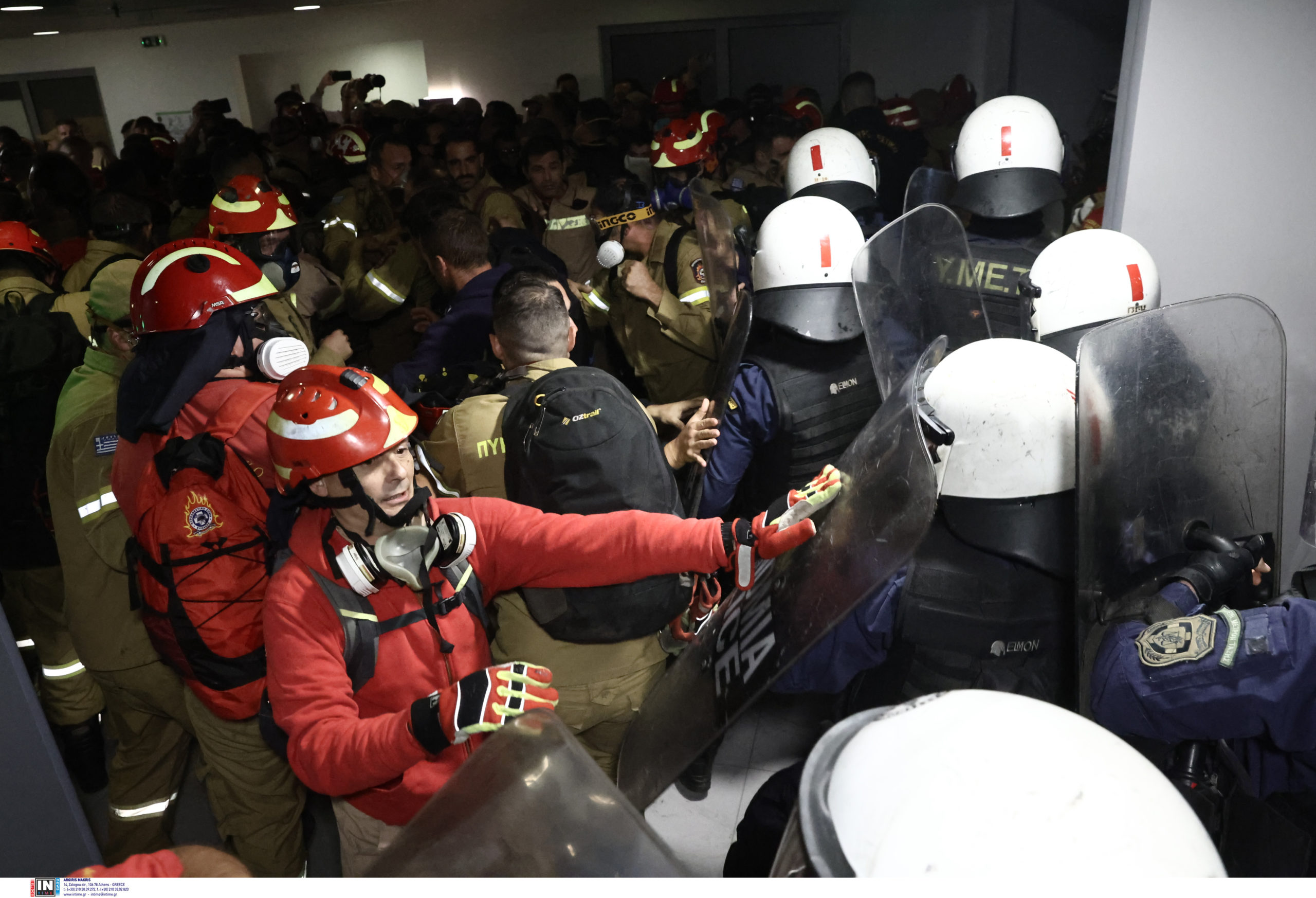 Πυροσβέστες ΜΑΤ