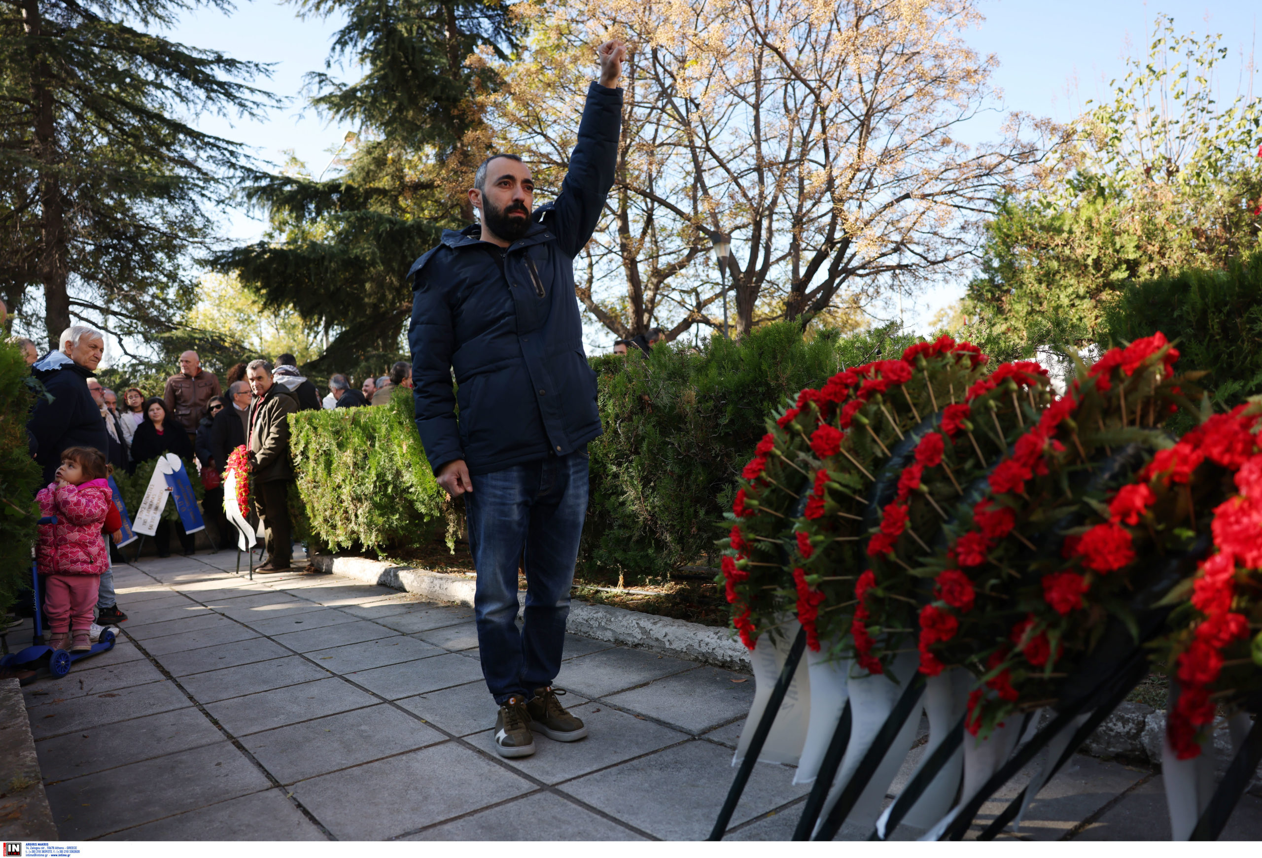 Πολυτεχνείο: Κόκκινα γαρύφαλλα στο μνημείο του ΑΠΘ – «Τιμούμε τους ανθρώπους, τις θυσίες και τα όνειρά τους» – ΦΩΤΟ και ΒΙΝΤΕΟ