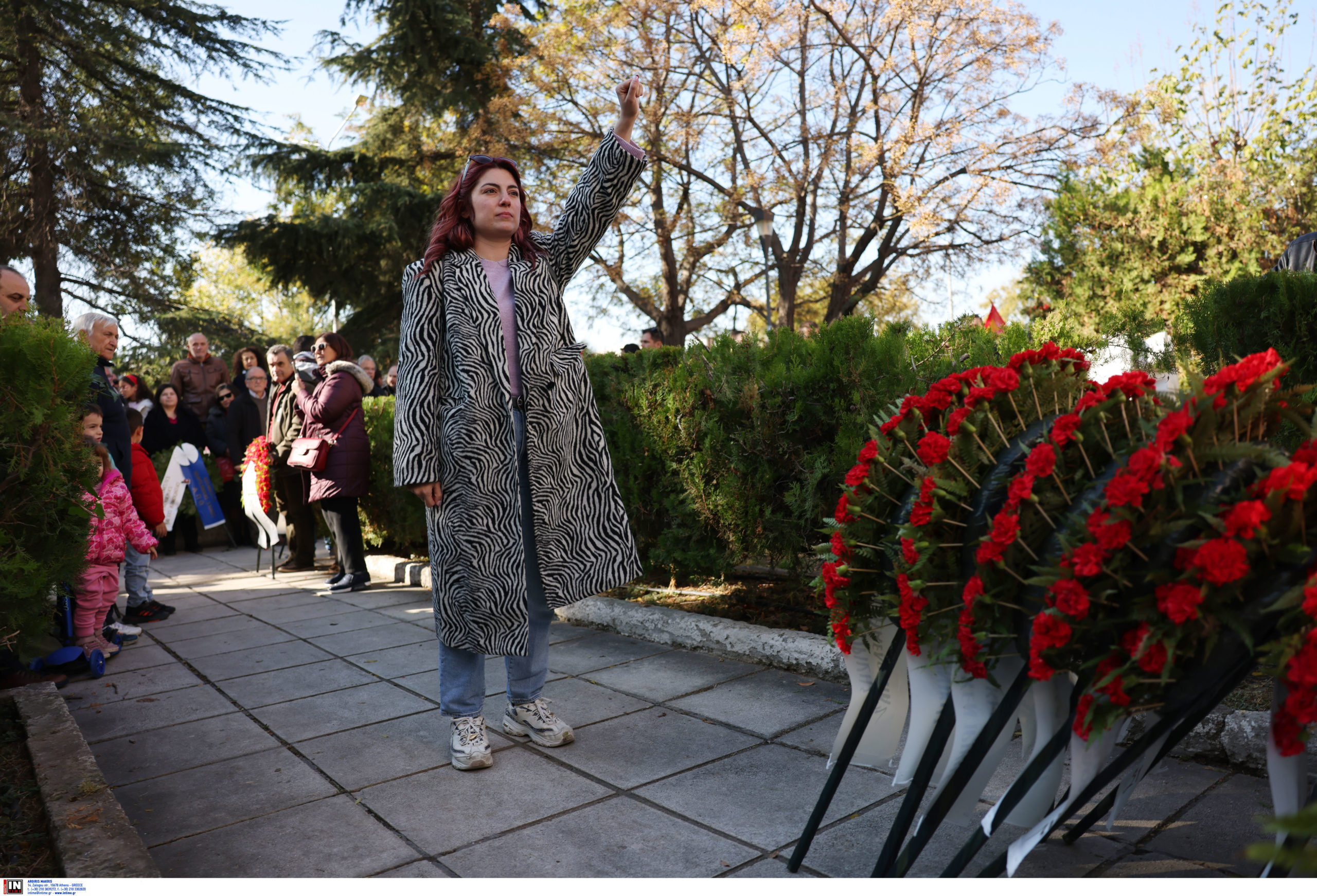 Πολυτεχνείο: Κόκκινα γαρύφαλλα στο μνημείο του ΑΠΘ – «Τιμούμε τους ανθρώπους, τις θυσίες και τα όνειρά τους» – ΦΩΤΟ και ΒΙΝΤΕΟ
