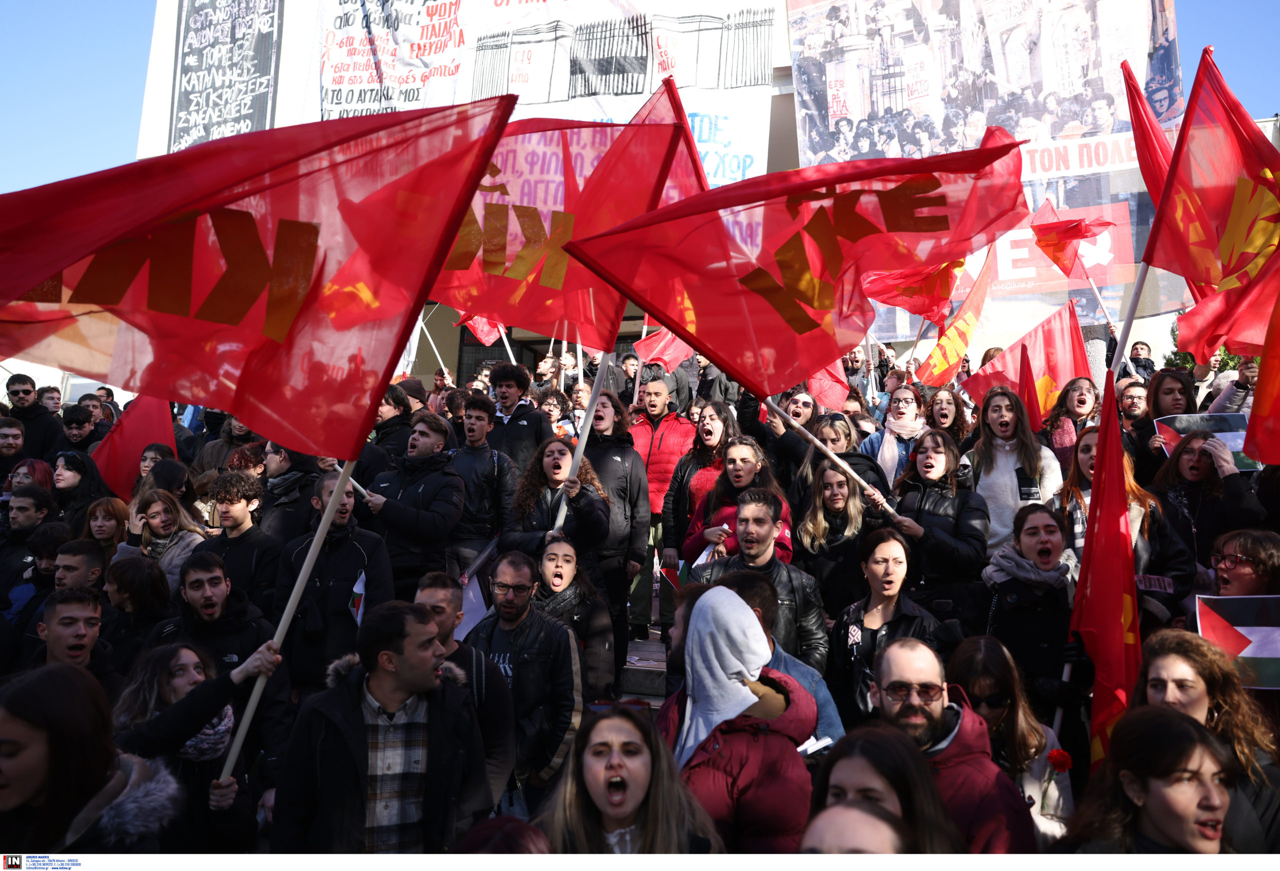 Πολυτεχνείο: Κόκκινα γαρύφαλλα στο μνημείο του ΑΠΘ – «Τιμούμε τους ανθρώπους, τις θυσίες και τα όνειρά τους» – ΦΩΤΟ και ΒΙΝΤΕΟ