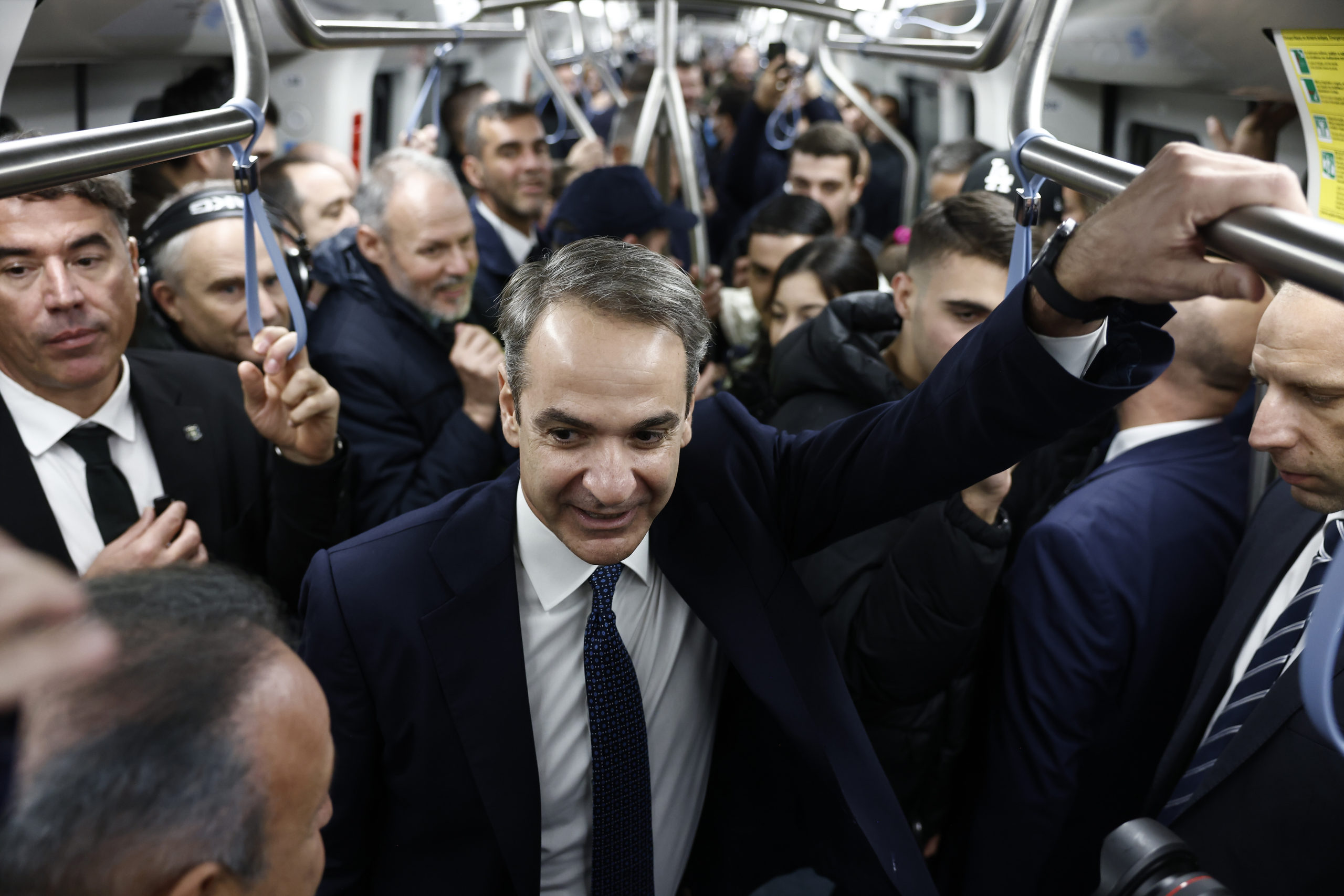 Θεσσαλονίκη: Η πρώτη βόλτα του Κυριάκου Μητσοτάκη με το Μετρό – Φωτογραφίες από τη διαδρομή του συρμού