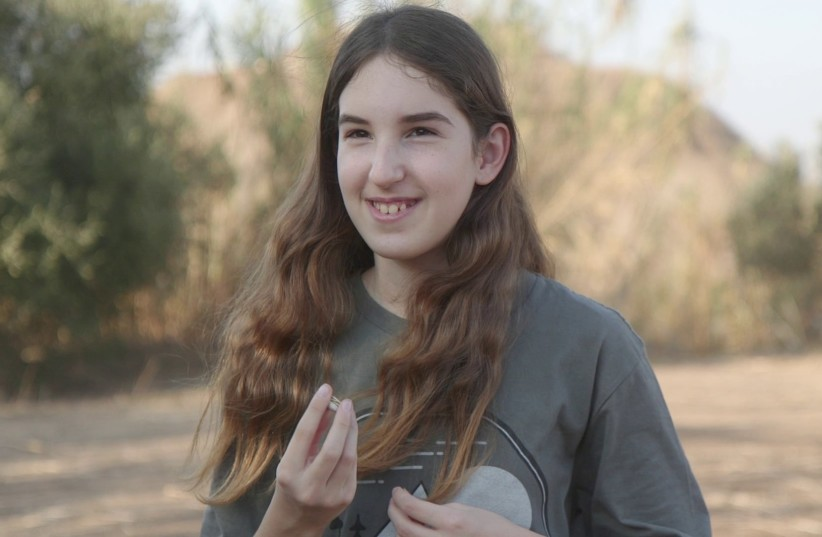 Η 12χρονη Dafna ανακάλυψε έναν αιγυπτιακό σκαραβαίο σε εκδρομή με την οικογένειά της. Φωτογραφία: Ισραηλινή Αρχή Αρχαιοτήτων