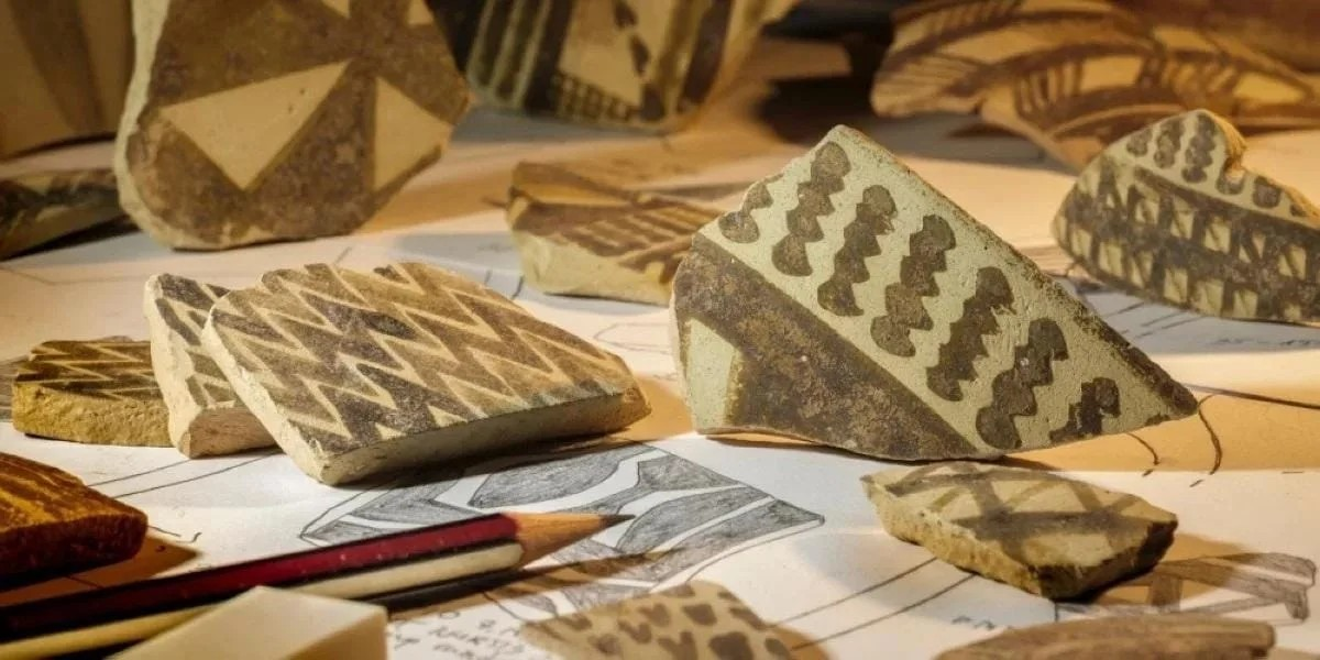 Το εργαστήριο περιείχε πολλά διακοσμητικά από κοχύλι, όπως και αρκετά κεραμικά θραύσματα που χρονολογούνται 7.000 χρόνια στο παρελθόν. Φωτογραφία: Kuwait’s National Council for Culture, Arts & Letters