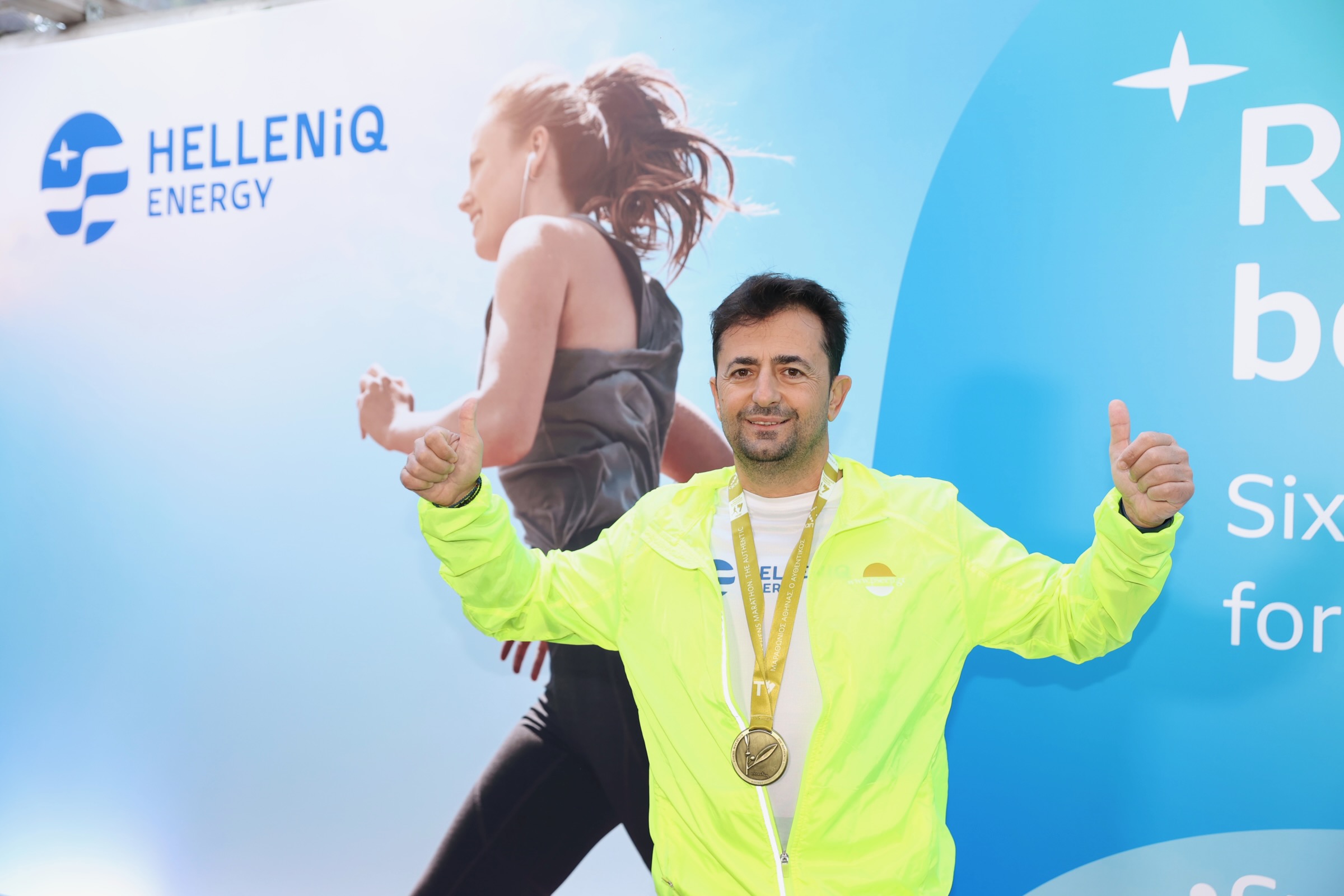 Στιγμιότυπο από τη συμμετοχή εργαζομένων της HELLENiQ ENERGY στον 41ο Αυθεντικό Μαραθώνιο της Αθήνας. 