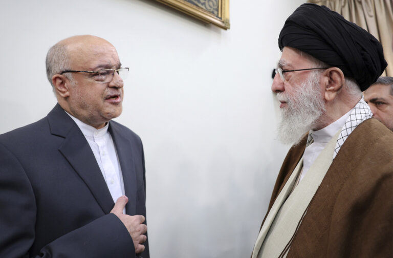 Το Ιράν δημοσίευσε φωτογραφία του ανώτατου ηγέτη Χαμενεΐ έπειτα από τις ανεπιβεβαίωτες αναφορές ότι βρισκόταν σε κώμα