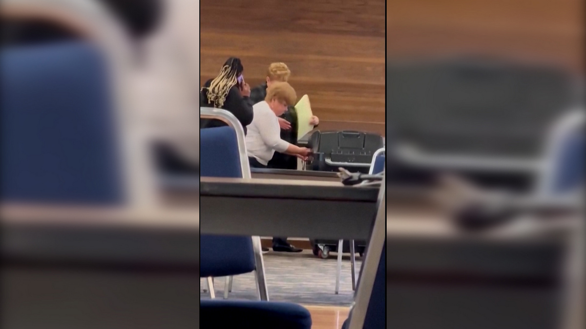 Αμερικανικές εκλογές 2024: Βίντεο αυτόπτη μάρτυρα καταγράφει επιθεώρηση σε δυσλειτουργία μηχανήματος ψηφοφορίας στην Πενσυλβάνια