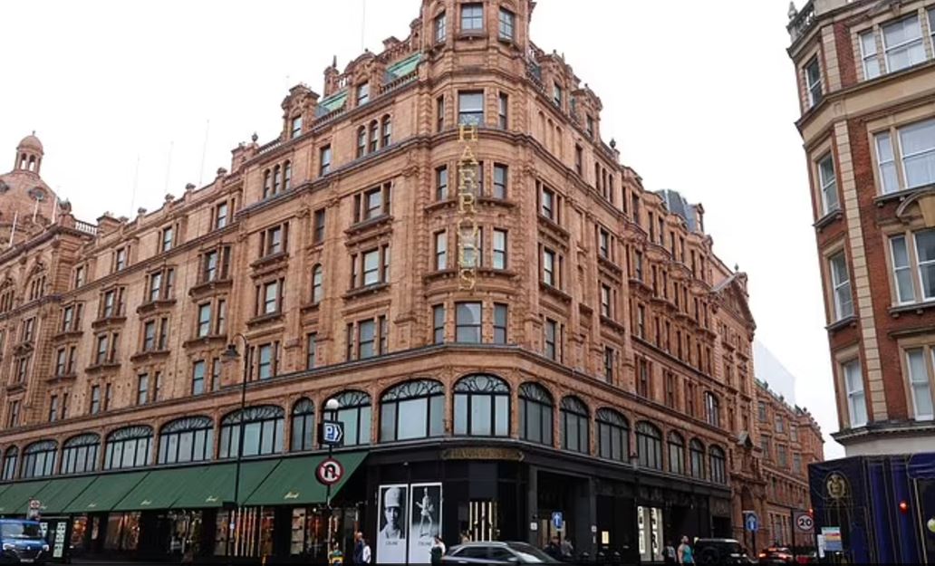 Βρετανία: Στο στόχαστρο των χάκερ και το Harrods