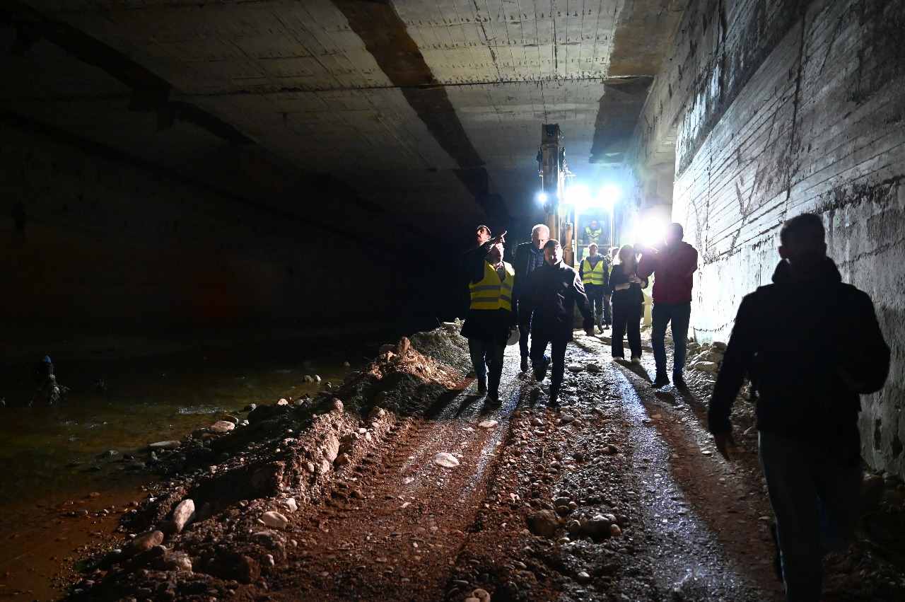 Αυτοψία του Νίκου Χαρδαλιά στον συλλεκτήριο αγωγό του Αιγάλεω