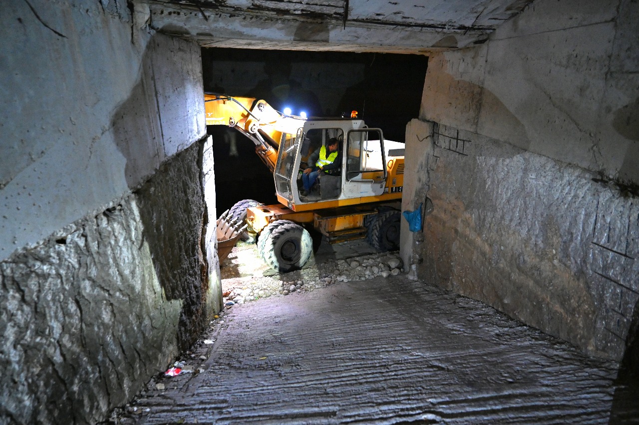 Αυτοψία του Νίκου Χαρδαλιά στον συλλεκτήριο αγωγό του Αιγάλεω