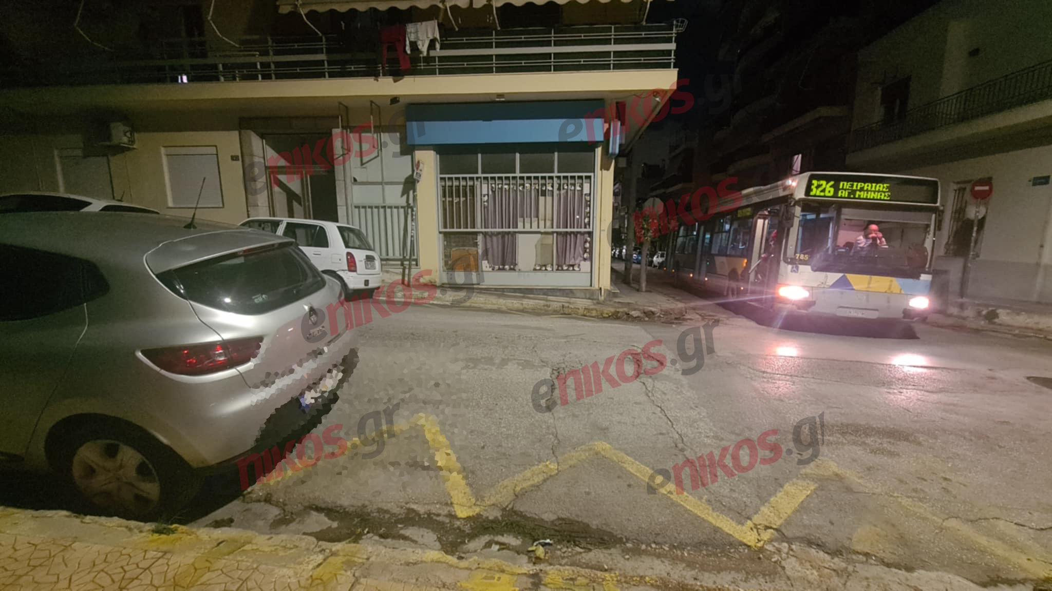 Κερατσίνι: Πάρκαρε παράνομα και «έκλεισε» λεωφορείο - Φωτογραφίες αναγνώστη