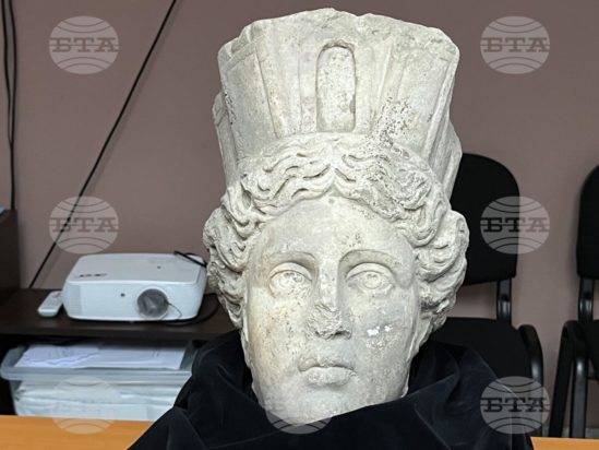 Ανακαλύφθηκε μαρμάρινο κεφάλι αγάλματος της θεάς Τύχης σε ανασκαφές στη Φιλιππούπολη – ένα εξαιρετικό εύρημα – μια εξαιρετικά σπάνια απεικόνιση προκαλεί τον θαυμασμό των αρχαιολόγων. Φωτογραφία: BTA