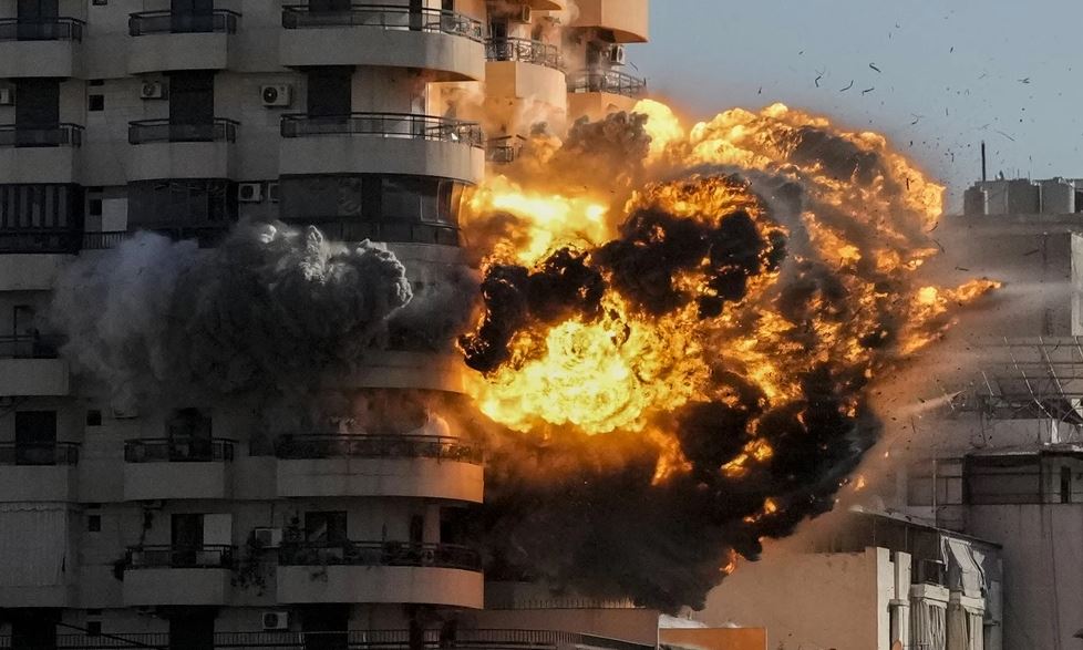 Λίβανος: Η ισραηλινή αεροπορία σφυροκοπά τα νότια προάστια της Βηρυτού – Γκρεμίζει πολυκατοικίες