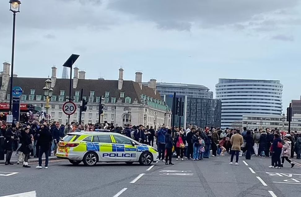 Λονδίνο: Μαχαίρωσαν άνδρα μπροστά στα μάτια τουριστών – Αποκλείστηκε η γέφυρα του Ουέστμινστερ