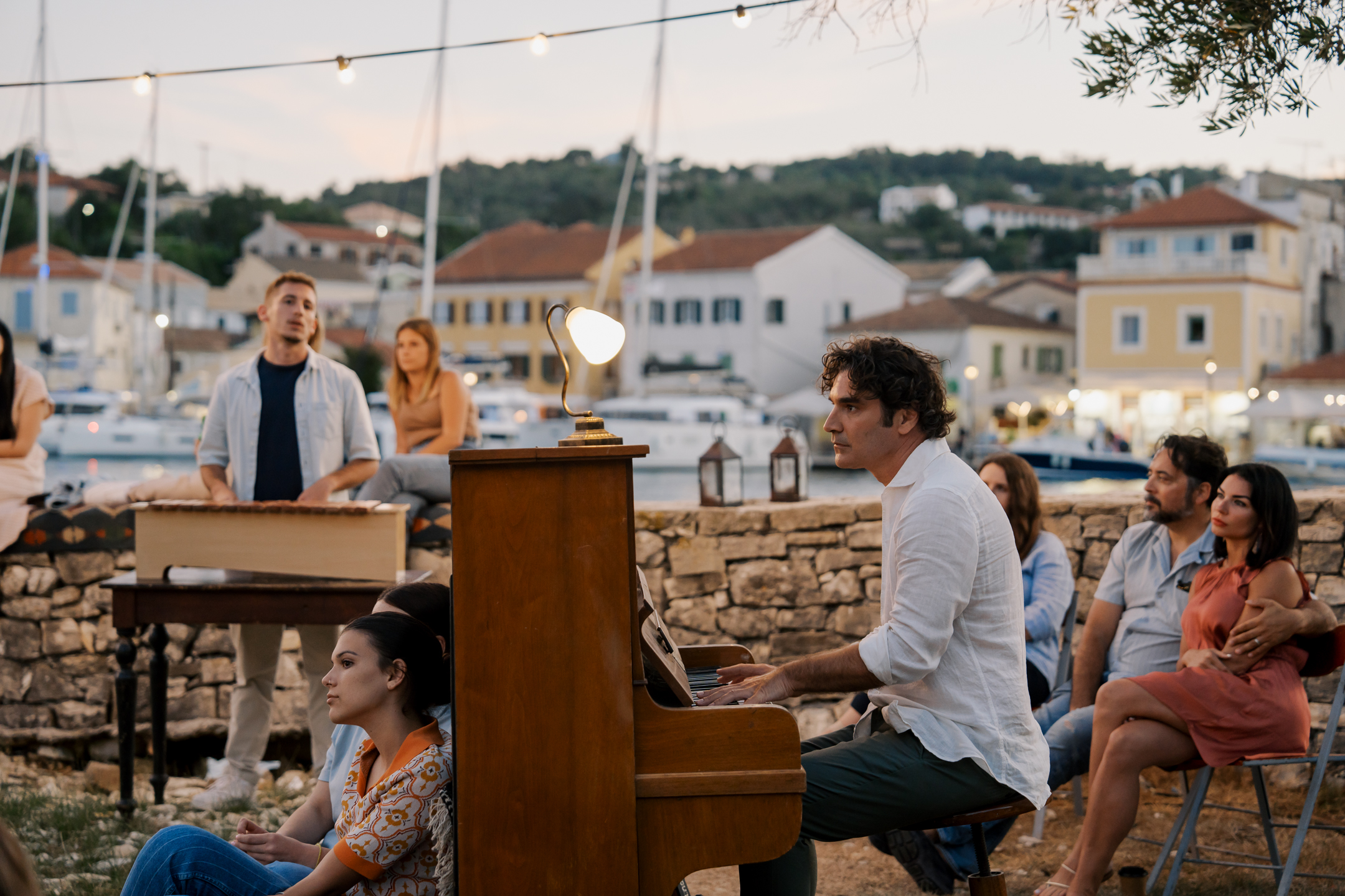 «MAESTRO»: Φωτογραφίες από τα τελευταία γυρίσματα της πολυαναμενόμενης σειράς του Χριστόφορου Παπακαλιάτη