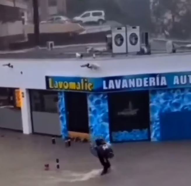 Μάλαγα: Η στιγμή που άνδρας σώζει ηλικιωμένη σε πλημμυρισμένο δρόμο – Ακινητοποιημένα τα τρένα, κλειστά τα σχολεία