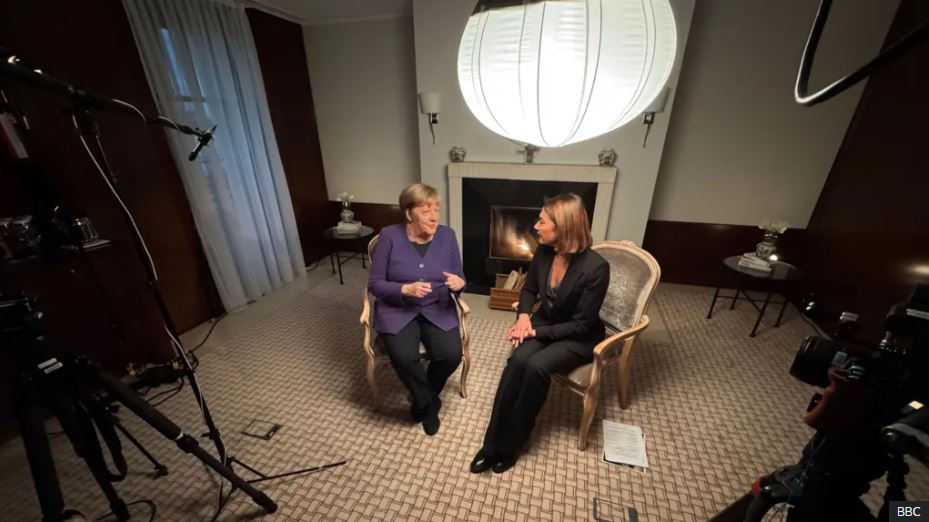 Άνγκελα Μέρκελ: Υπερασπίζεται την πολιτική της και δίνει οδηγίες για τον Τραμπ – Τι λέει στο βιβλίο της για την Ελλάδα – Η συνέντευξη στο BBC