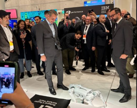 Η γνωριμία Μητσοτάκη με σκύλο- ρομπότ