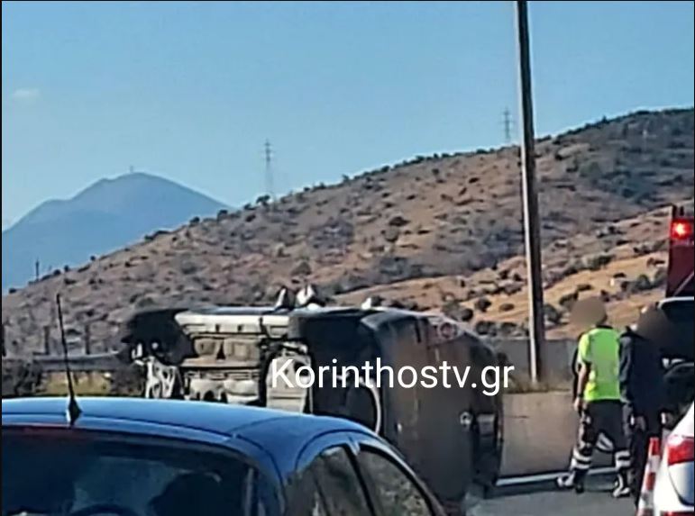 Τροχαίο στην εθνική οδό Αθηνών-Κορίνθου – Αυτοκίνητο προσέκρουσε σε μπάρες και τούμπαρε