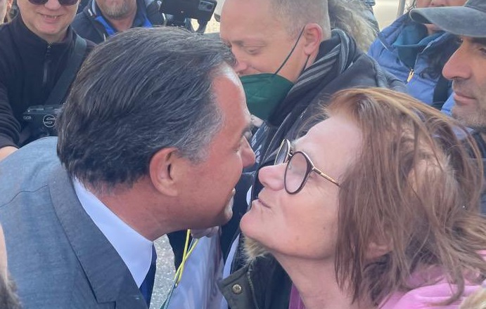 Άδωνις Γεωργιάδης: Φίλησε στο μάγουλο διαδηλώτρια του ΠΑΜΕ – «Είσαι πολύ πιο όμορφος από κοντά» του είπε – ΒΙΝΤΕΟ