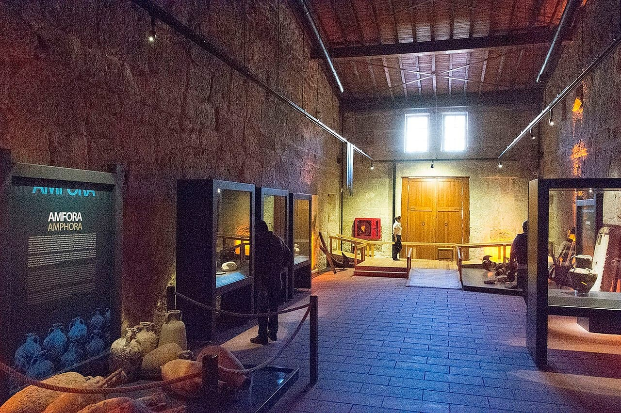 Η σιταποθήκη του Αδριανού έχει μετατραπεί στο Μουσείο των Πολιτισμών της Λυκίας. Φωτογραφία: Dosseman / Wikimedia Commons