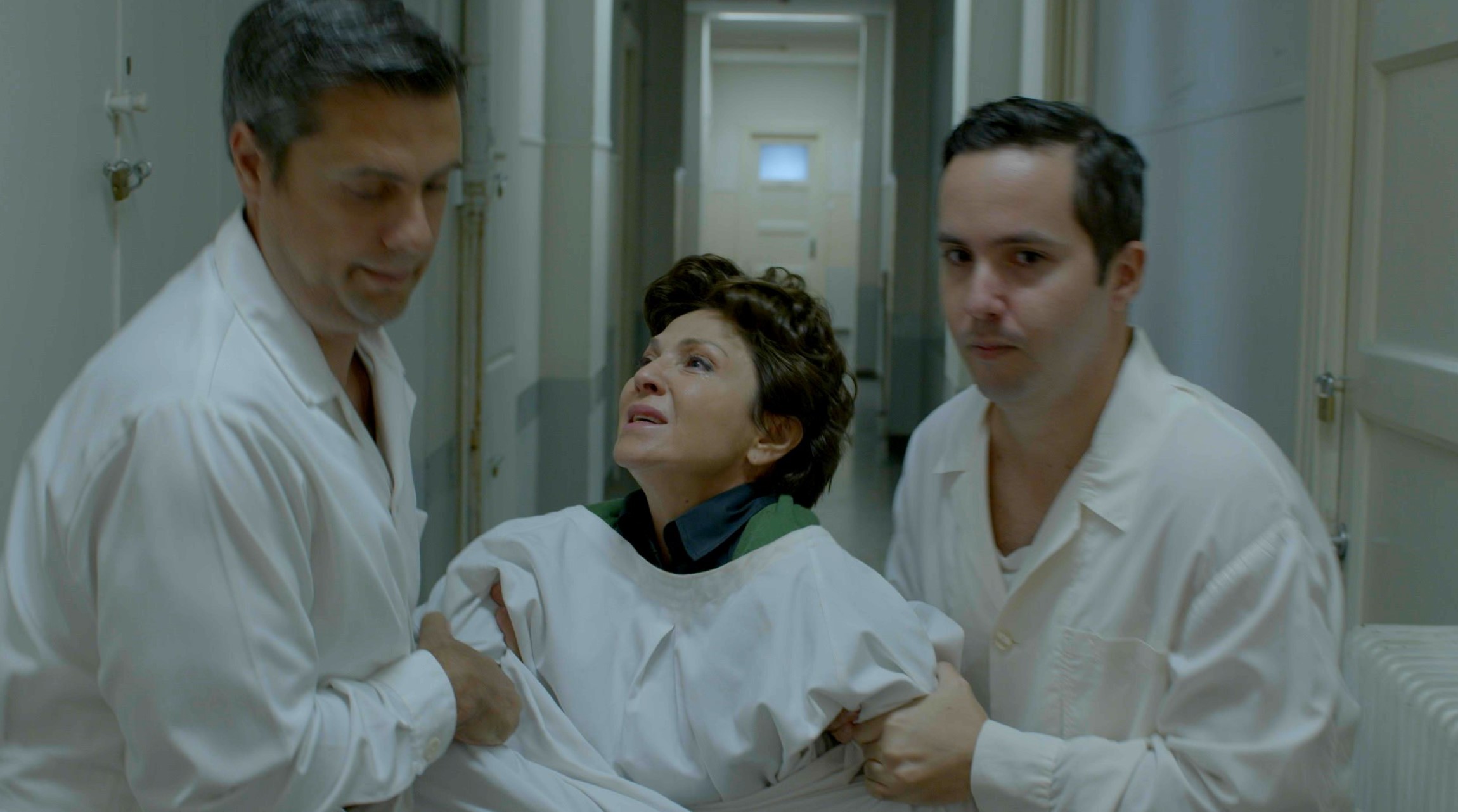 Άγιος έρωτας: Ο Μαρκόπουλος κλείνει την Θάλεια στο ψυχιατρείο