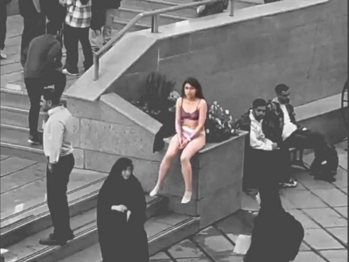 Ιράν: Ελεύθερη η φοιτήτρια που διαμαρτυρήθηκε για τους νόμους περί χιτζάμπ – Αναφορές για σοβαρό τραυματισμό της κατά την σύλληψη