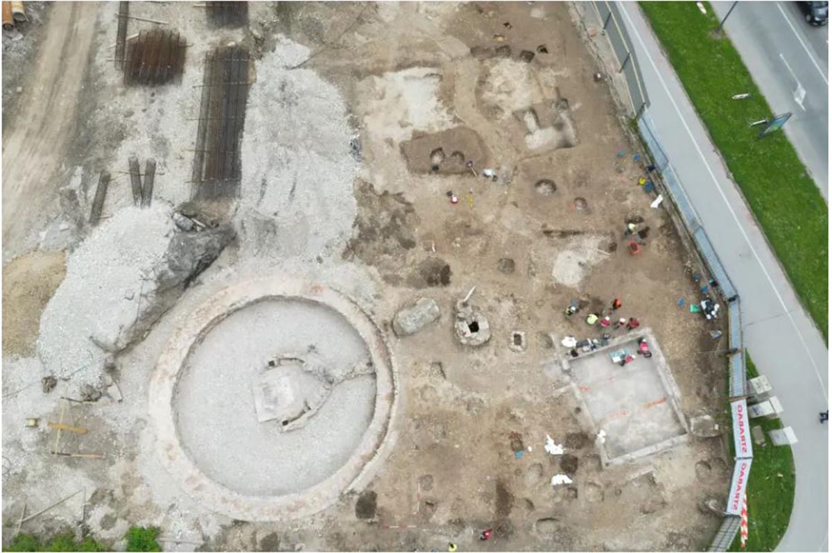 Έκαναν κατασκευαστικές εργασίες και ανακάλυψαν τυχαία περισσότερους από 180 ρωμαϊκούς τάφους – Η ασημένια γραφίδα και τα κοσμήματα που εντυπωσιάζουν