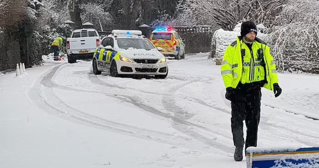 Βρετανία: Τρεις νεκροί από την κακοκαιρία, στους 40 πόντους το χιόνι – Κλείνουν δρόμοι και αεροδρόμια