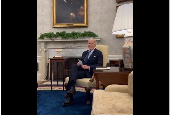 Βίντεο: Ο Τζο Μπάιντεν ειρωνεύτηκε δημοσιογράφο σε ερώτηση για τους ομήρους της Χαμάς