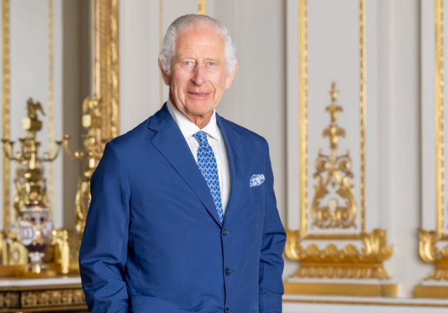 Βασιλιάς Κάρολος: Γιόρτασε τα 76α γενέθλιά του, φορώντας γραβάτα με τα ελληνικά χρώματα – Οι φωτογραφίες και οι κανονιοβολισμοί
