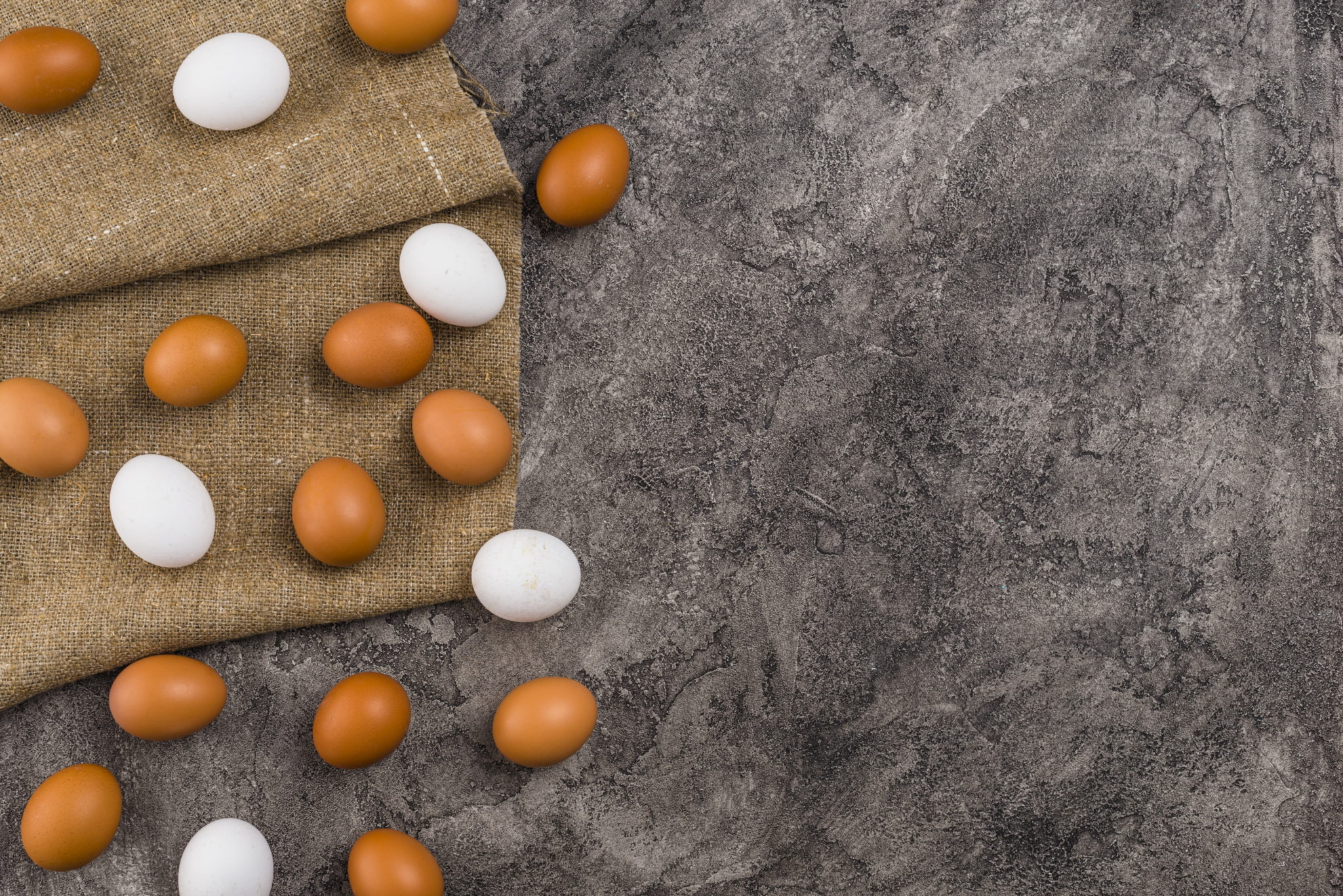 Λευκά vs καφέ αυγά: Ποια είναι πιο υγιεινά - Πού οφείλεται η διαφορά στο χρώμα τους