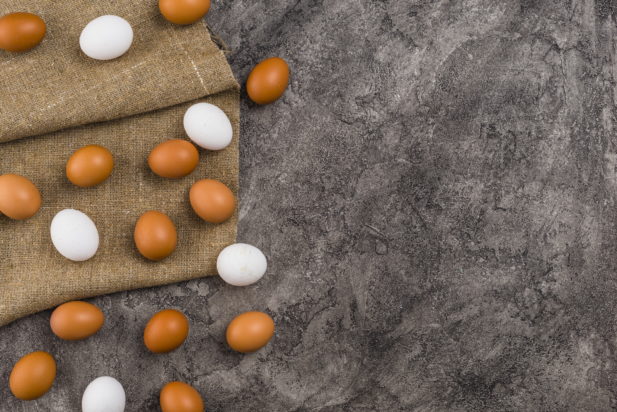 Λευκά vs καφέ αυγά: Ποια είναι πιο υγιεινά - Πού οφείλεται η διαφορά στο χρώμα τους